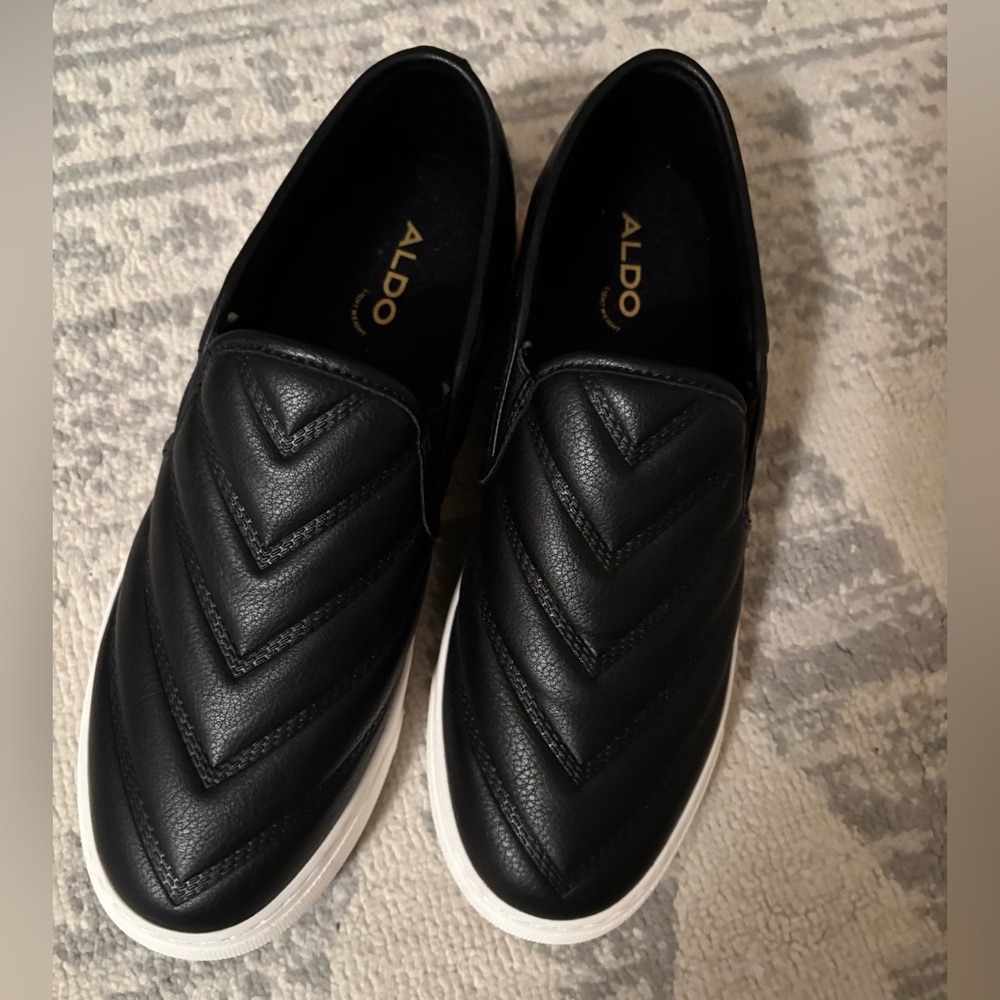 Black size 8 Aldo sneaker